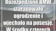 Rozozpędzone BMW staranowało ogrodzenie i wjechało na posesję.  W środku czterech ...