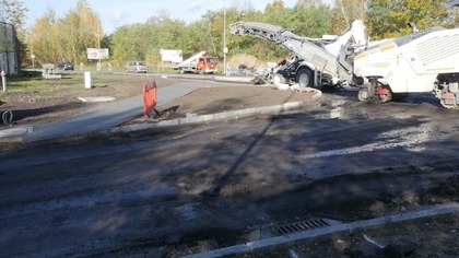 Nowe rondo na DK79 nabiera kształtów.  Powstała już pierwsza połówka