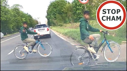 Rowerzysta celuje z broni do kierowcy #2236 Wasze Filmy