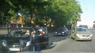 Agresywny motocyklista vs starszy mężczyzna