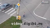 Kobieta wykonuje manewr cofania