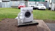 Co się stanie gdy włożysz coś ciężkiego do pralki