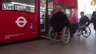 Drobne nieporozumienie podczas wsiadania do autobusu