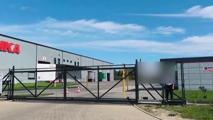 OCHRONA WZYWA POLICJE BO WEWNĘTRZNE PRZEPISY ZABRANIAJA ROBIENIA ZDJĘĆ (720p 30fps AV1-48kbit AAC)