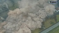 R&oacute;wnoczesne wyburzenie dw&oacute;ch komin&oacute;w