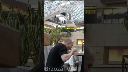 Dają mu resztki do jedzenia