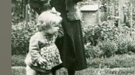 Ok.  2-letnia Alwida Bajor ze swoją babcią.  Wilno, 1944 r..
