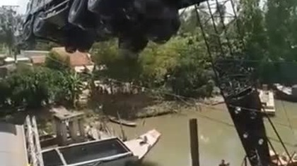Dźwig nie dał rady z ciężarówką