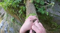 Pokonywanie przeszkód terenowych leżąc - ćwiczenie mała wysokość