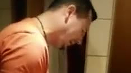 Gdy facet przewija dziecko   